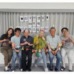 Kwon Yu-ri Instagram - 시간이 흐르면 흐를수록 선생님의 위대함을 느낍니다. 큰 선생님들의 모습 존재 그 자체가 감동이고 배움입니다. 매번 큰 울림을 주셔서 감사합니다 건강하셔요 쌤 🫶🏻 설 맞이 세배를 드렸다 세뱃돈을 주셨다 코팅해야지 #고도를기다리며