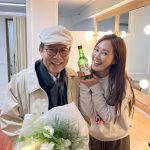 Kwon Yu-ri Instagram - 시간이 흐르면 흐를수록 선생님의 위대함을 느낍니다. 큰 선생님들의 모습 존재 그 자체가 감동이고 배움입니다. 매번 큰 울림을 주셔서 감사합니다 건강하셔요 쌤 🫶🏻 설 맞이 세배를 드렸다 세뱃돈을 주셨다 코팅해야지 #고도를기다리며