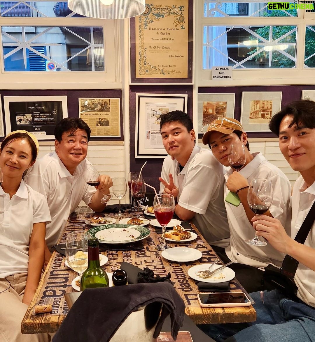 Kwon Yu-ri Instagram - 우리 장사천재백사장님 그리고 우리직원분들 모두 고생 많으셨습니다🍽️🍷 이탈리아, 스페인까지 장사하다보니 벌써 일년이 후딱지나가버렸네요 덕분에 인생 잊지 못할 경험과 배움을 얻어갑니다 일본 팬미팅 일정때문에 끝까지 함께 하지 못해 무거운발걸음에 아쉬운마음이 누구보다 컸지만 .. 🥲 더 훌륭하게 자리를 채워준 우리 파브리 효연 에릭이 까지 고맙습니다 👏🏻 마지막까지 장사천재백사장 응원해주셔서 감사합니다 장사천재 백사장 만세 #백종원#이장우#존박#이규형#권유리#효연#파브리#에릭#꼬로#오슈아#장사천재백사장