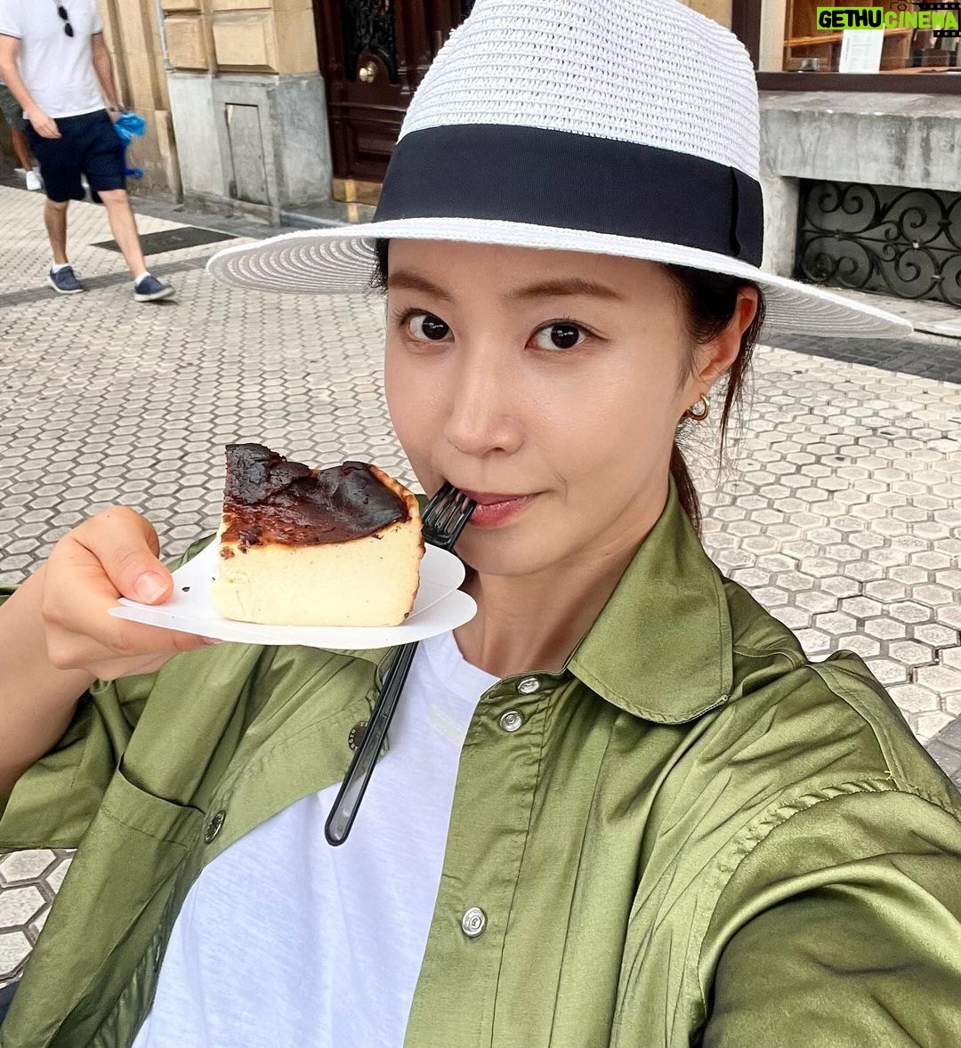 Kwon Yu-ri Instagram - 우리 장사천재백사장님 그리고 우리직원분들 모두 고생 많으셨습니다🍽️🍷 이탈리아, 스페인까지 장사하다보니 벌써 일년이 후딱지나가버렸네요 덕분에 인생 잊지 못할 경험과 배움을 얻어갑니다 일본 팬미팅 일정때문에 끝까지 함께 하지 못해 무거운발걸음에 아쉬운마음이 누구보다 컸지만 .. 🥲 더 훌륭하게 자리를 채워준 우리 파브리 효연 에릭이 까지 고맙습니다 👏🏻 마지막까지 장사천재백사장 응원해주셔서 감사합니다 장사천재 백사장 만세 #백종원#이장우#존박#이규형#권유리#효연#파브리#에릭#꼬로#오슈아#장사천재백사장