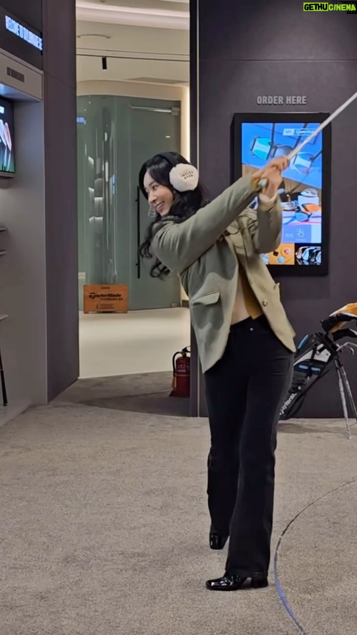 Kwon Yu-ri Instagram - 여의도 IFC 몰#테일러메이드서울 에 놀러갔어요 다시 찾은 테일러메이드 서울 🏌🏻♀️⛳️ 멋진 제품들이 더욱 많아졌어요 제가 애정하는 스텔스 글로리 💎부터 새로운 테일러메이드 익스클루시브 제품들이 다양하게 전시되어 있어요-* 다들 꼭 놀러가보세요 ^^ @taylormadegolf_korea #스텔스글로리 #테일러메이드 #골프 #taylormade