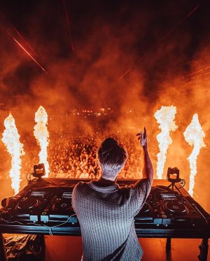 Kygo Instagram - Biggest Sunday party on the island 🌴