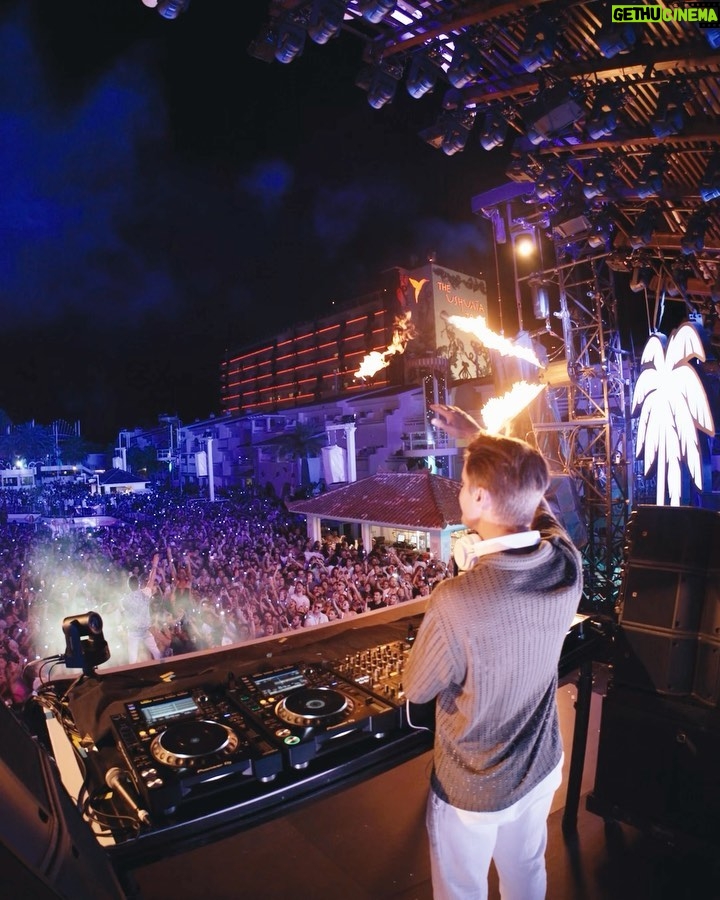 Kygo - 54.7K Likes - Biggest Sunday party on the island 🌴