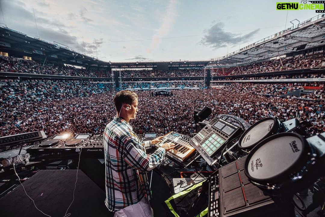 Kygo Instagram - Throwback to 1 year ago when I played the biggest show of my career in Oslo 🇳🇴 Ullevaal Stadion