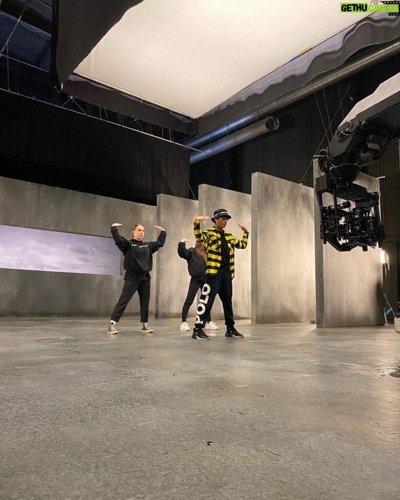 Kyle Hanagami Instagram - When it’s a 15 hour day on set, you have to find ways to keep people motivated. I adore you @sofiacarson. _________ Behind the scenes of “Guess I’m a Liar” directed by @hannahluxdavis.