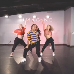 Kyle Hanagami Instagram - Why’d she hit that shimmy so hard? #killthislove @blackpinkofficial