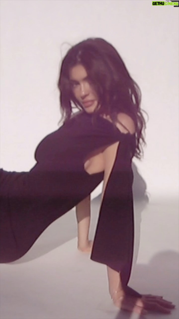 Kylie Jenner Instagram - drop 004 reiterates what khy is all about: innovation that seamlessly blends luxury and everyday style. launching tomorrow 02/28 at 9am PT / 12PM ET. all styles are coming in sizes XXS — 4X and priced between $52 — $98. shop the collection on khy.com
