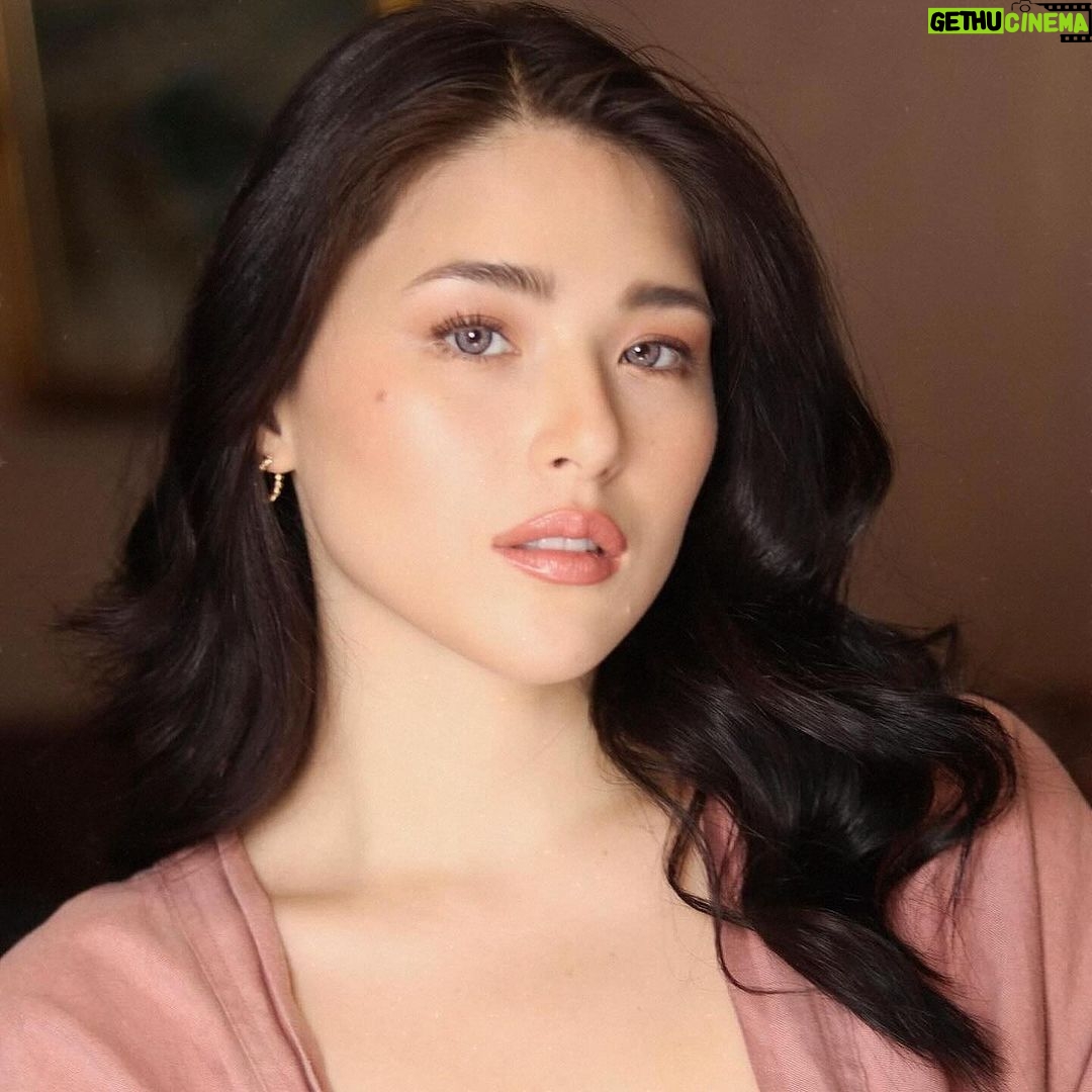 Kylie Padilla Instagram - 🌸 make up by @marvinfernandezmakeup Hair by @jobendinglasanhairstyles 🤍