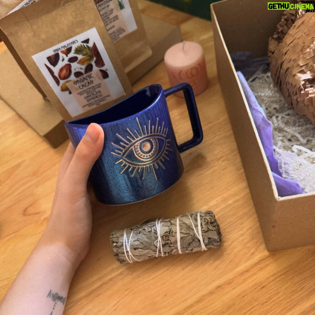 Kylie Padilla Instagram - Package by @diwa.malayari made me so kilig 🌙 I have a new favorite mug.