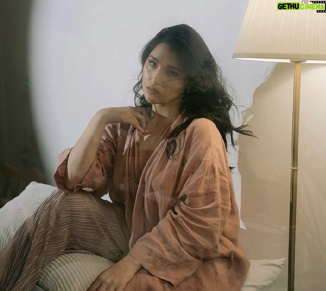 Kylie Padilla Instagram - “You can imitate the things they doing, but you can’t imitate the feel. You can’t imitate the vibe.” I forget who said this was it bob marley? Love these shots @hellodarling.ph 🤍 Make yo by @marvinfernandezmakeup Hair by @jobendinglasanhairstyles