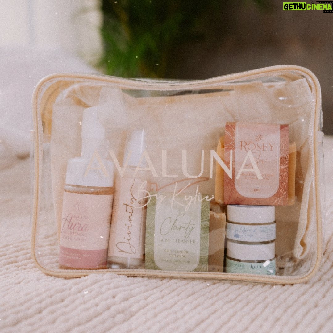 Kylie Padilla Instagram - Thinking of a good CHRISTMAS GIFT? Get your mom, best friend or sister the AVALUNA GIFT SET!!! šāØ It includes, šø a aura brightening facial wash for only 399 php šø a divinity moisturising serum for only 399 php šø a luna balance day balm for only 300 php šø a moon gaze night cream for only 249 php šø a rosey glow soap bar for only 260 php šø a clarity soap bar for only 260 php And housed in our new Avaluna Pouch ⨠Or you can buy the whole set for 2,500 php šø @avalunabykylie @avalunabykylie @avalunabykylie