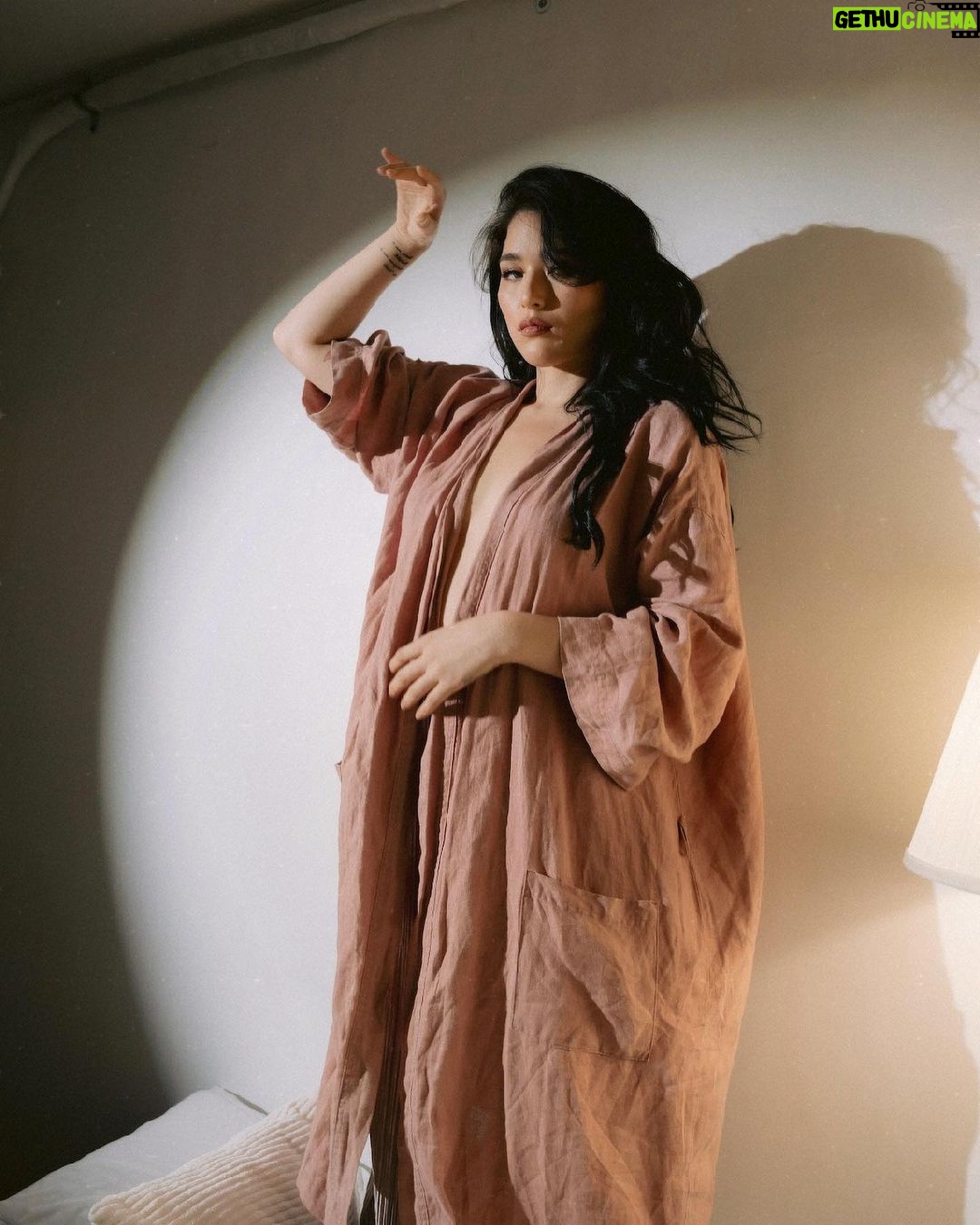Kylie Padilla Instagram - “It seemed Eve’s bite from the apple of knowledge was a debt women were doomed to pay for eternity.” — Dan Brown 🌙 Shot by @hellodarling.ph Make up by @marvinfernandezmakeup Hair by @jobendinglasanhairstyles
