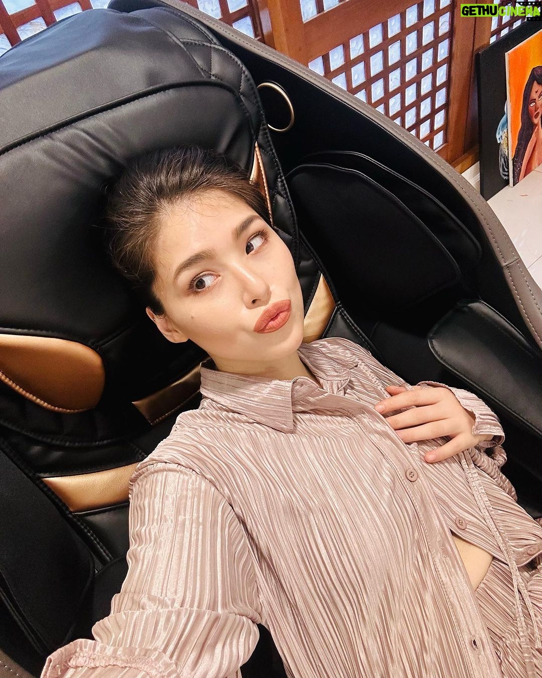 Kylie Padilla Instagram - You guys know just how much I love my massages. And that I love staying home. I love some Harmony, Zen, Peace, New-age healing time 🤍 I can do that now on an entirely different level with @ogawaph VForte. I am #RedefiningWellnesswithOGAWA Follow their social media accounts 🤍 IG: @ogawa_ph FB: OGAWA Philippines Tiktok: @ogawaphilippines #OGAWAPhilippines
