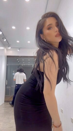 Kylie Padilla Instagram - 🖤 

Hair by @hairbymarkibarrola 
Make up by @marvinfernandezmakeup 
Contacts by @freshkonph 
Extensions by @tanyhairextensionsplus 
Nails by @beautyconciergeph