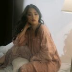 Kylie Padilla Instagram - “You can imitate the things they doing, but you can’t imitate the feel. You can’t imitate the vibe.” I forget who said this was it bob marley? Love these shots @hellodarling.ph 🤍 Make yo by @marvinfernandezmakeup Hair by @jobendinglasanhairstyles