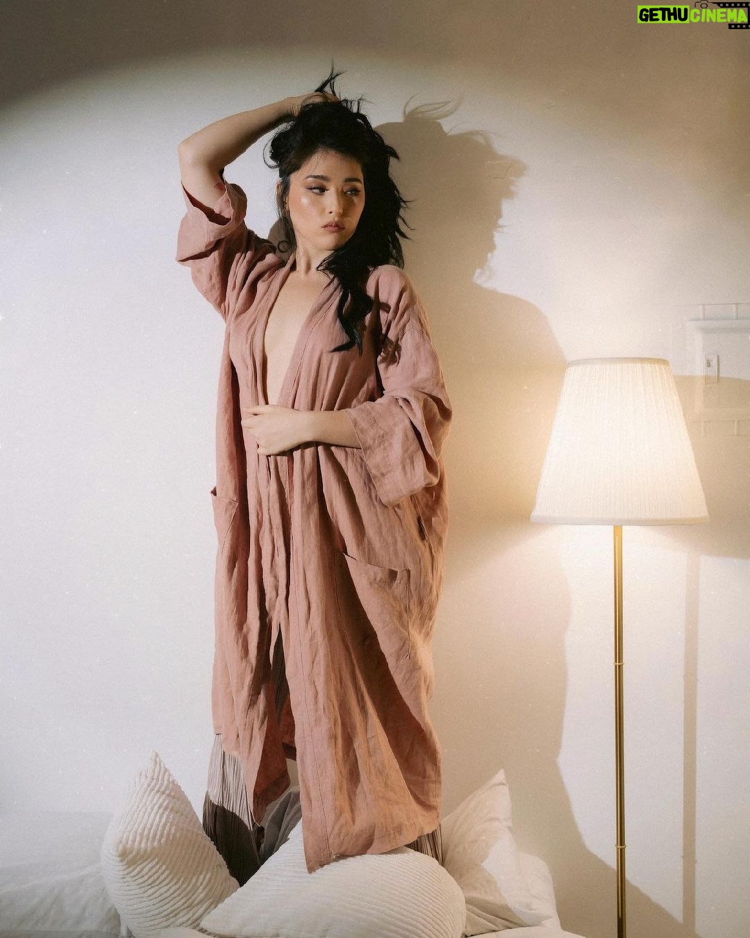Kylie Padilla Instagram - “It seemed Eve’s bite from the apple of knowledge was a debt women were doomed to pay for eternity.” — Dan Brown 🌙 Shot by @hellodarling.ph Make up by @marvinfernandezmakeup Hair by @jobendinglasanhairstyles