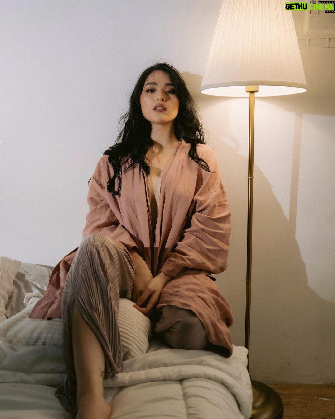 Kylie Padilla Instagram - “It seemed Eve’s bite from the apple of knowledge was a debt women were doomed to pay for eternity.” — Dan Brown 🌙 Shot by @hellodarling.ph Make up by @marvinfernandezmakeup Hair by @jobendinglasanhairstyles
