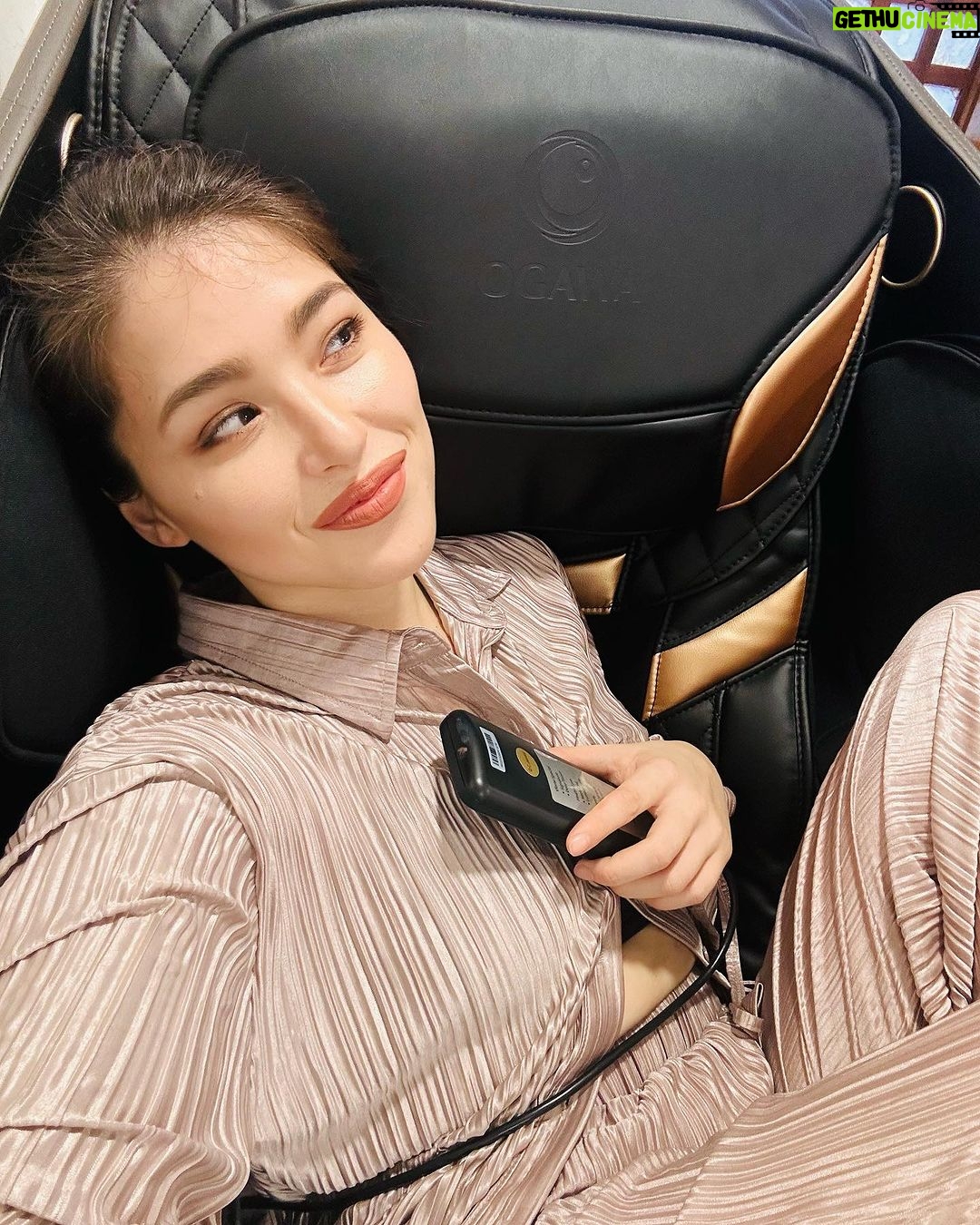 Kylie Padilla Instagram - You guys know just how much I love my massages. And that I love staying home. I love some Harmony, Zen, Peace, New-age healing time 🤍 I can do that now on an entirely different level with @ogawaph VForte. I am #RedefiningWellnesswithOGAWA Follow their social media accounts 🤍 IG: @ogawa_ph FB: OGAWA Philippines Tiktok: @ogawaphilippines #OGAWAPhilippines