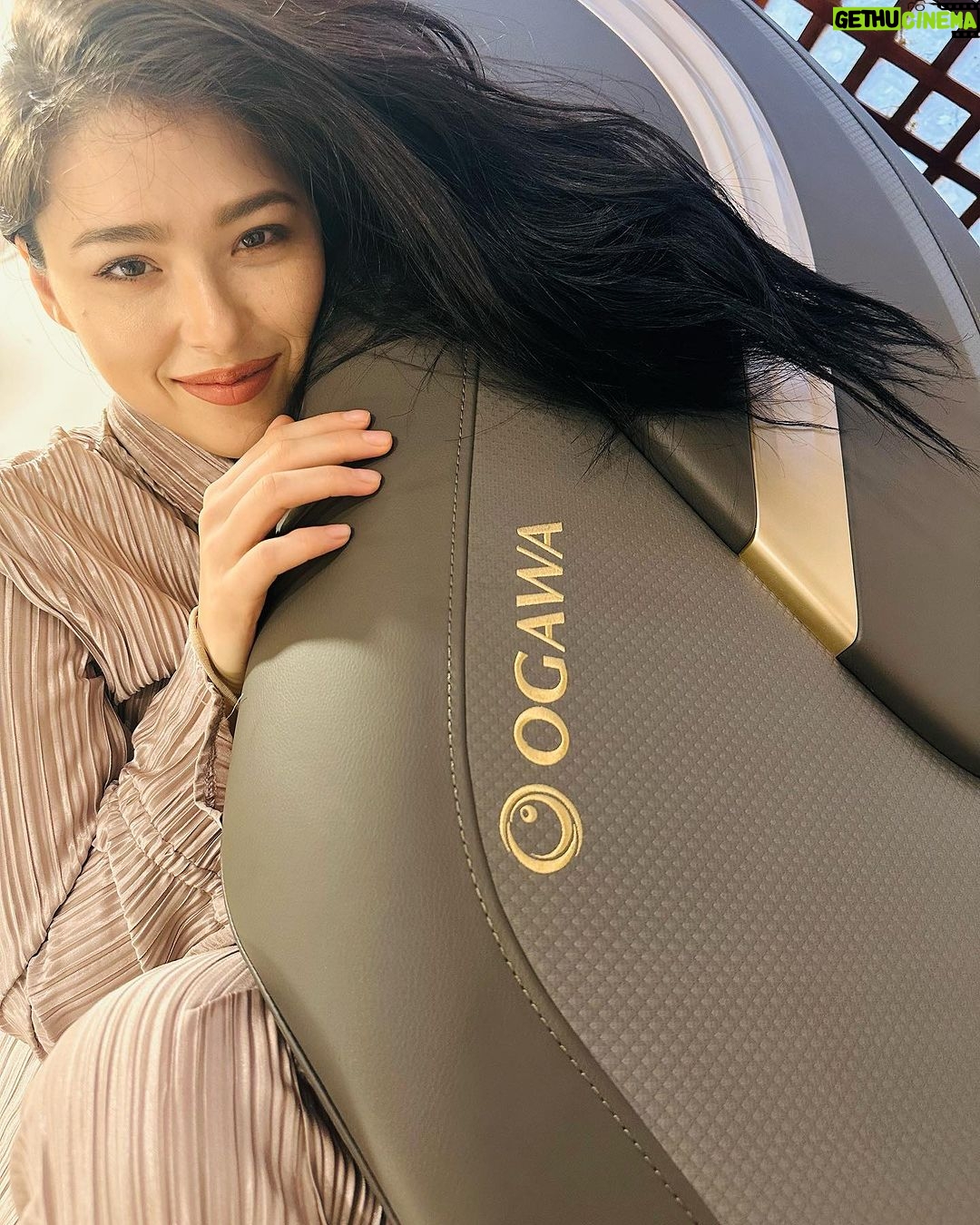 Kylie Padilla Instagram - You guys know just how much I love my massages. And that I love staying home. I love some Harmony, Zen, Peace, New-age healing time 🤍 I can do that now on an entirely different level with @ogawaph VForte. I am #RedefiningWellnesswithOGAWA Follow their social media accounts 🤍 IG: @ogawa_ph FB: OGAWA Philippines Tiktok: @ogawaphilippines #OGAWAPhilippines