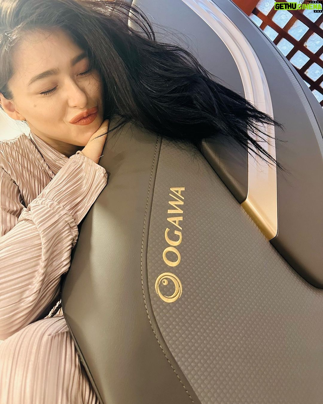 Kylie Padilla Instagram - You guys know just how much I love my massages. And that I love staying home. I love some Harmony, Zen, Peace, New-age healing time 🤍 I can do that now on an entirely different level with @ogawaph VForte. I am #RedefiningWellnesswithOGAWA Follow their social media accounts 🤍 IG: @ogawa_ph FB: OGAWA Philippines Tiktok: @ogawaphilippines #OGAWAPhilippines