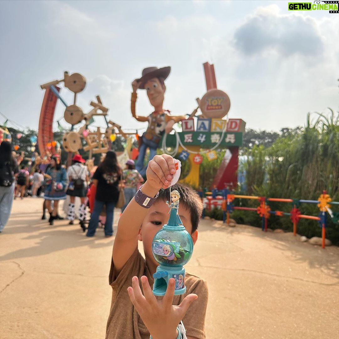 Kylie Padilla - 33.2K Likes - Thank you for these wonderful memories tita @marieltpadilla & @robinhoodpadilla 🤍🥹 the kids are happiest. Happy birthday to my sisters Isabella and Gabriella ❄️ so happy all of you got to bond. 🏰