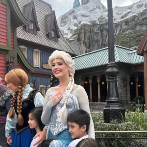 Kylie Padilla Instagram - Thank you for these wonderful memories tita @marieltpadilla & @robinhoodpadilla 🤍🥹 the kids are happiest. Happy birthday to my sisters Isabella and Gabriella ❄️ so happy all of you got to bond. 🏰