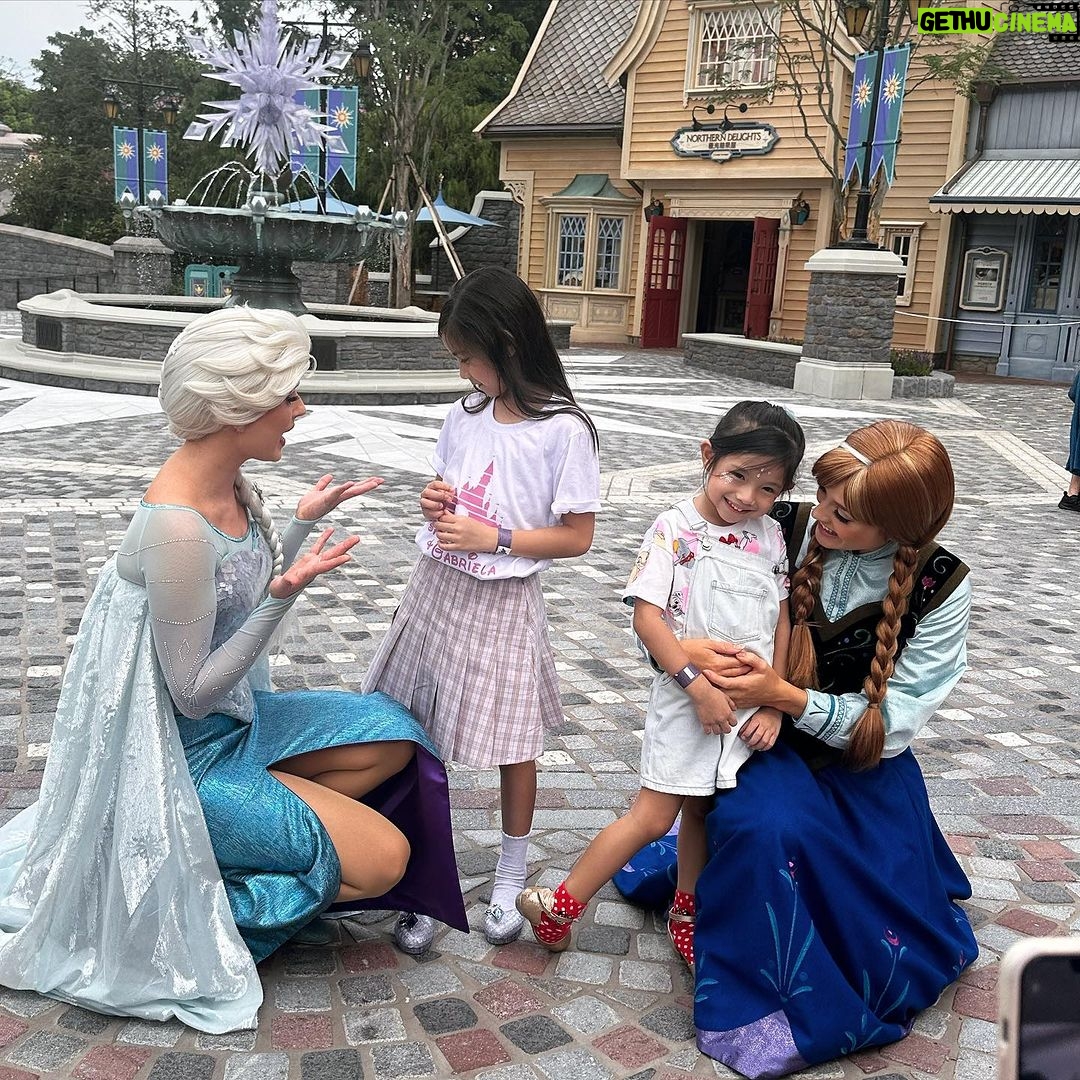 Kylie Padilla - 33.2K Likes - Thank you for these wonderful memories tita @marieltpadilla & @robinhoodpadilla 🤍🥹 the kids are happiest. Happy birthday to my sisters Isabella and Gabriella ❄️ so happy all of you got to bond. 🏰
