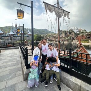 Kylie Padilla Instagram - Thank you for these wonderful memories tita @marieltpadilla & @robinhoodpadilla 🤍🥹 the kids are happiest. Happy birthday to my sisters Isabella and Gabriella ❄️ so happy all of you got to bond. 🏰