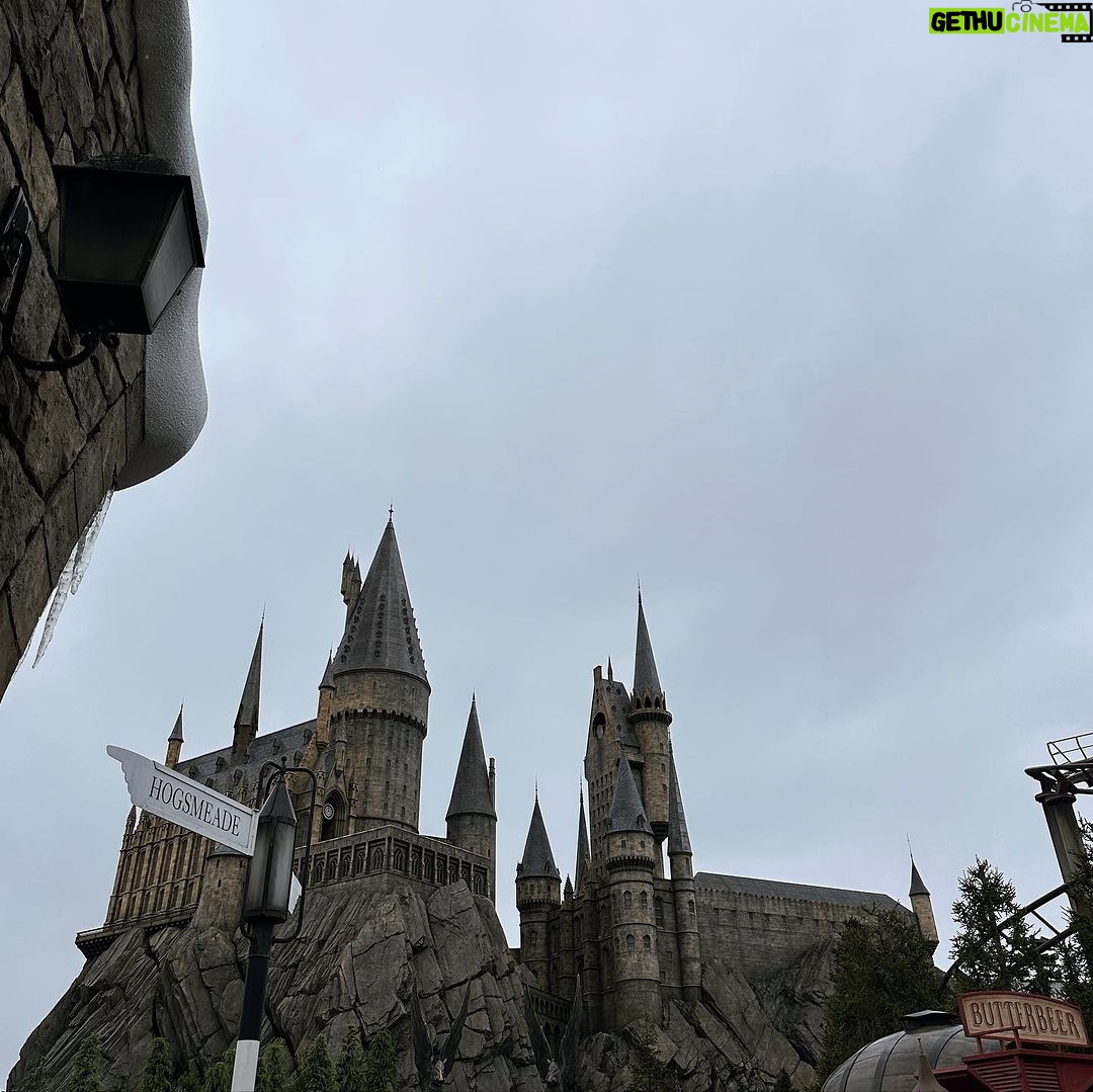 Kylie Padilla Instagram - Miss my school today. I remember when my classmates and I would take our brooms fly through the clouds and sneak into the shrieking shack. Lol 😂🔮 #hogwarts