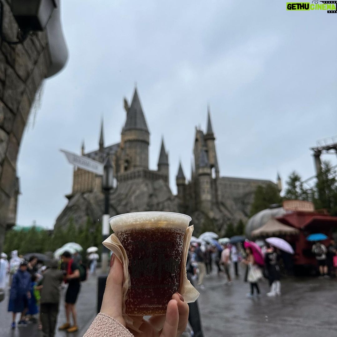 Kylie Padilla Instagram - Miss my school today. I remember when my classmates and I would take our brooms fly through the clouds and sneak into the shrieking shack. Lol 😂🔮 #hogwarts
