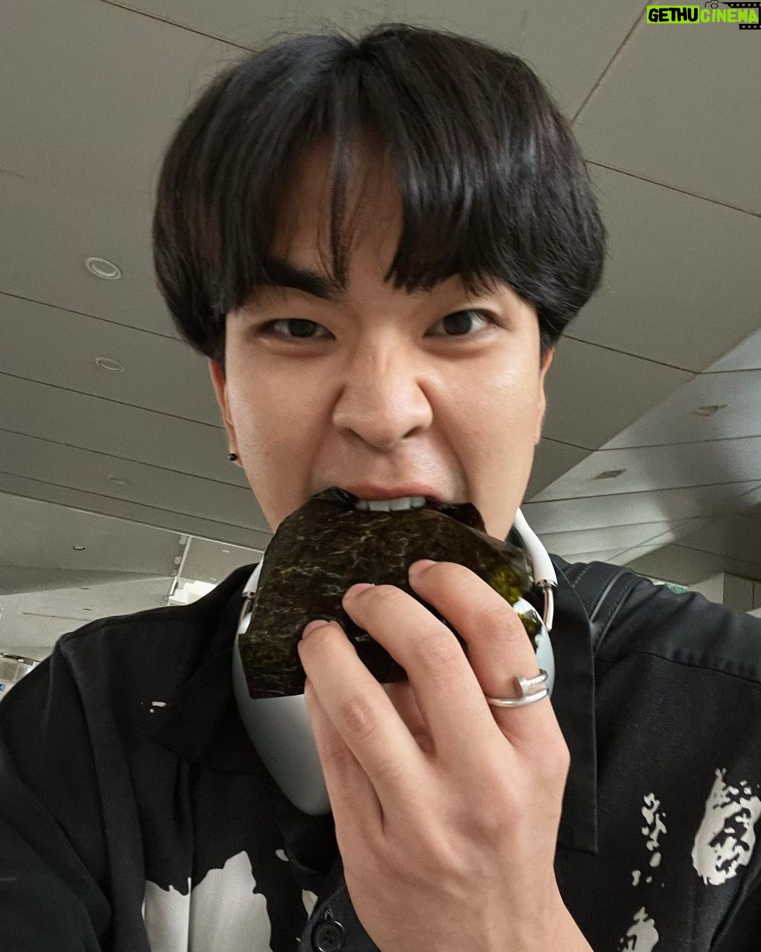 Kyutae Sim Instagram - ฝากร้านไก่พี่ด้วยนะน้องๆพี่ทำงานแปป Incheon International Airport