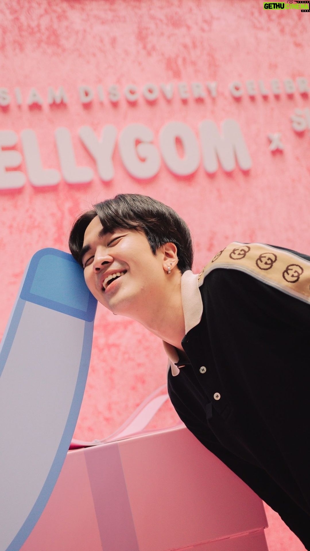 Kyutae Sim Instagram - 💗 DON'T WORRY BE BELLY 🐻 ฉลองเทศกาลแห่งความสุขไปกับน้องหมีสีชมพูจากเกาหลีใต้ Bellygom พบกับต้นคริสต์มาสอัพไซเคิลยักษ์🎄♻️ “Sustainable Living X’mas Tree 2023” พร้อมเนรมิตพื้นที่จำลองบรรยากาศหมู่บ้าน Belly Villa ให้เราได้ไปถ่ายรูปกันที่ลาน Discovery Plaza . 🎁 Bellygom pop-up สินค้า Bellygom สุดคิ้วท์ให้ทุกคนช้อปเป็นของขวัญที่ร้าน Loft ชั้น 2 และมีบริการ Gift Wrapping Station ที่ชั้น 3 กระดาษห่อลาย Bellygom ให้ของขวัญชิ้นนั้นพิเศษยิ่งขึ้น . ร่วมกันส่งมอบของขวัญให้คนที่คุณรักในช่วงเวลาอันแสนพิเศษนี้ให้เป็นของขวัญที่ดีที่สุดในรอบปีไปด้วยกันตั้งแต่วันนี้ - 14 มกราคม 2564 📍Siam Discovery #DiscoverySensation #Bellygom #BellygomxSiamDiscovery #SiamDiscovery #SustainableLivingXmasTree2023 #TheExploratorium #Complaywithus