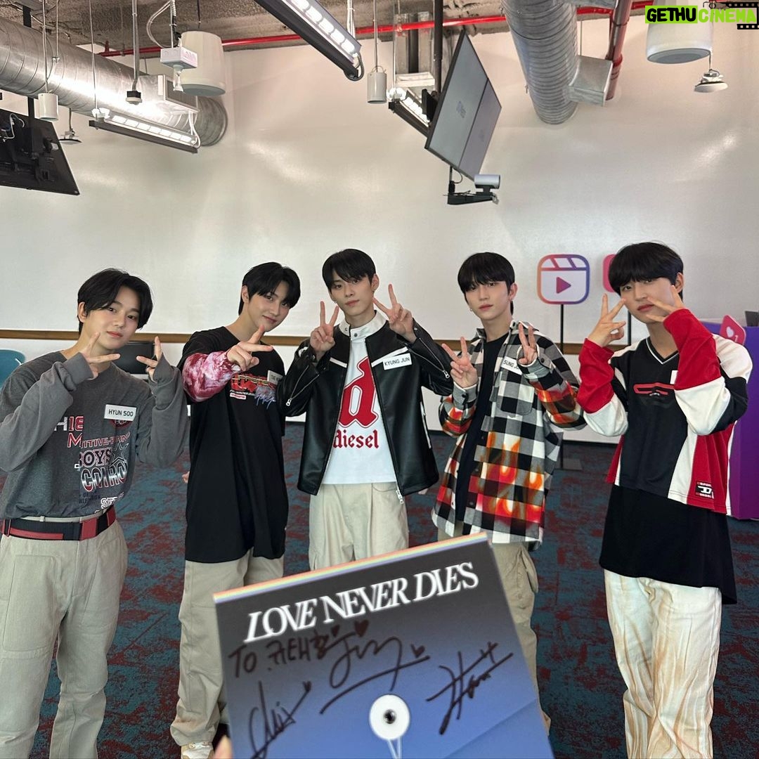 Kyutae Sim Instagram - @official.tnx thankyou❤️ ฝากวงTNXด้วยนะครับหล่อมากเขินนิด😳😂