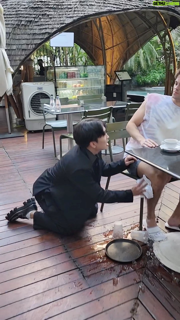Kyutae Sim Instagram - KyutaeOppa ทำลูกค้าเปียก😂💦 Hua Chang Heritage Hotel, Bangkok
