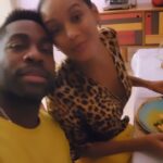 Lázaro Ramos Instagram – Essa é uma postagem em homenagem a tudo que aprendi na cozinha com meus mais velhos. 

Criei receita nova sem nome ainda e como cobaia da receita nova chamamos os adoráveis @sergio_malheiros e @sophiaabrahao. Amamos a companhia.

E como vcs vão ver tem dicas que aprendi com minha tia avó Elenita e novas que estou aprendendo com Tia Heloisa. E Mozinho garante que focou bom Né @taisdeverdade ?