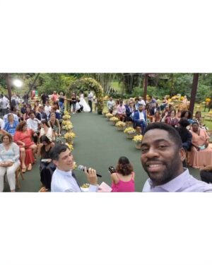 Lázaro Ramos Instagram - A Família Fofoca cresceu!! 🥳🥳🥳

Taís casou com Pedro em #ElasporElas e compartilho com vocês os bastidores dessa cerimônia linda, com direito a estreia do look da Lara combinando com Mário e até  @mateusolanooficial cantando.

E aí, será que ainda vamos ter mais casórios na família Cury até o final da novela? 👀