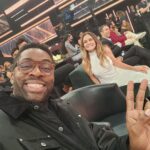 Lázaro Ramos Instagram - Uma tarde de reencontros, afeto e gratidão. Feliz por mais um ano estar concorrendo ao #MelhoresDoAno, é uma honra sem tamanho ser reconhecido por fazer o que mais amo. Obrigado aos colegas de trabalho pela indicação, ao público pelos votos e também ao @domingao e @lucianohuck por essa tarde tão especial. Até daqui a pouco na @tvglobo.❤️ Laz veste @prada Stilst @___thais___delgado___