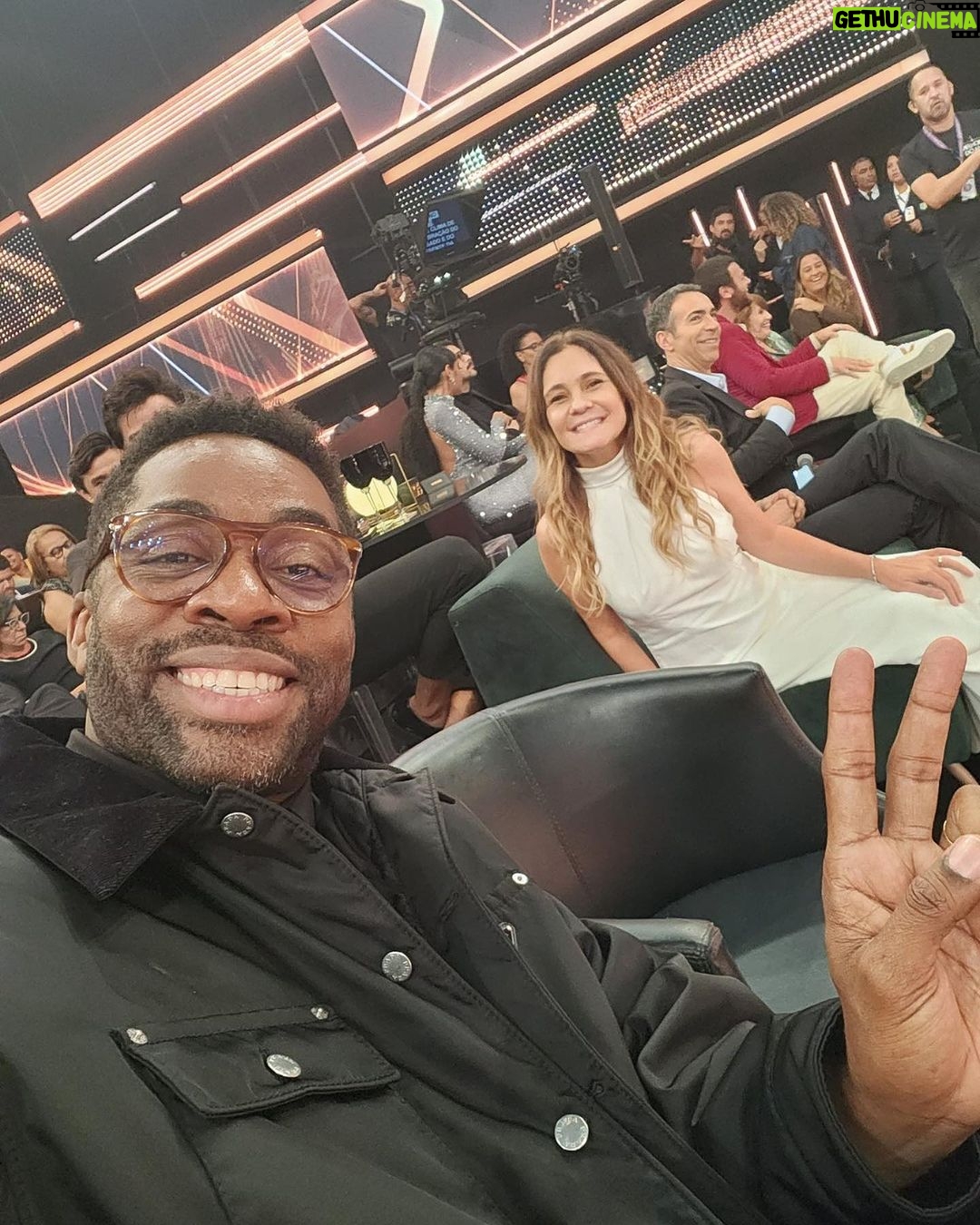 Lázaro Ramos Instagram - Uma tarde de reencontros, afeto e gratidão. Feliz por mais um ano estar concorrendo ao #MelhoresDoAno, é uma honra sem tamanho ser reconhecido por fazer o que mais amo. Obrigado aos colegas de trabalho pela indicação, ao público pelos votos e também ao @domingao e @lucianohuck por essa tarde tão especial. Até daqui a pouco na @tvglobo.❤️ Laz veste @prada Stilst @___thais___delgado___