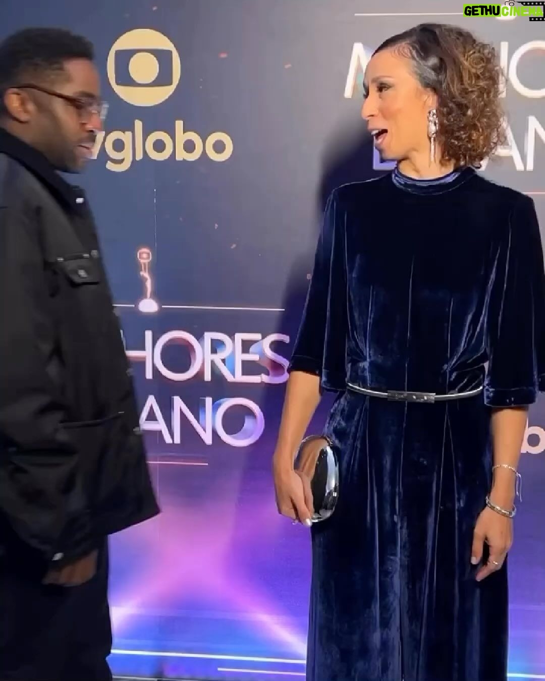 Lázaro Ramos Instagram - Uma tarde de reencontros, afeto e gratidão. Feliz por mais um ano estar concorrendo ao #MelhoresDoAno, é uma honra sem tamanho ser reconhecido por fazer o que mais amo. Obrigado aos colegas de trabalho pela indicação, ao público pelos votos e também ao @domingao e @lucianohuck por essa tarde tão especial. Até daqui a pouco na @tvglobo.❤️ Laz veste @prada Stilst @___thais___delgado___