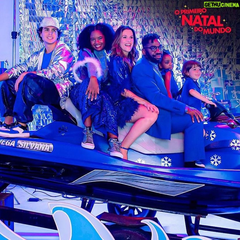 Lázaro Ramos Instagram - Pronto: acabou o mistério! Dia 8 de dezembro estreia o nosso novo filme.🥳 Eu e @ingridguimaraes estamos em #OPrimeiroNatalDoMundo, exclusivamente no @primevideobr e olha esse elenco ESPETACULAR: @fabianakarlareal, @igorjansen, @yasminlonduik, @valengasparoficial, @theomatosoficial, @rafaelinfante, @cezarmaracuja e @wilson_rabelo_ e direção de @susanagarciacapri e @gigisoares10. Não esqueça: 8 de dezembro, no @primevídeobr, um filme de natal super divertido para a sua família. 🎄🎅🏾❤️