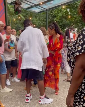 Lázaro Ramos Instagram - Um resumo, resuminho, resumíssimo do que foi a festa de mozinho: dança, diversão e amigos. Te amo, @taisdeverdade! Amei celebrar sua vida. ❤️‍🔥 será que eu tava animado?