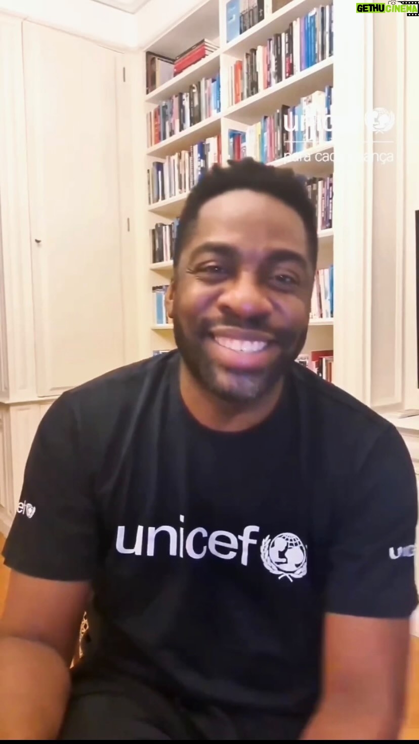 Lázaro Ramos Instagram - DICAS DE COMO PROTEGER NOSSAS CRIANÇAS NA INTERNET. Esse assunto é necessário: assista o vídeo até o fim! 🚨 Cuidar de uma criança é uma vigilância constante, concordam? E nas redes sociais sabemos que elas podem ficar muito expostas a conteúdos perigosos e inadequados para a idade delas! Por isso, em parceria com o @Unicefbrasil, eu trouxe algumas dicas super importantes para manter a segurança das crianças que estão começando a acessar as redes sociais. Assim, nossos jovens podem se divertir, socializar e aprender de forma segura e sem perder o gosto pela vida offline. E aí, na sua casa, como você faz para proteger as crianças nas redes sociais? 🤔 Rio de Janeiro, Rio de Janeiro