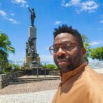 Lázaro Ramos Instagram - Flashes de Bahia! ☀️❤️‍🔥🍀 Ai ai, queria ficar mais tempo, porém, já to de volta... Ainda assim, estava vendo essas imagens e já dei um sorriso. Praça Castro Alves