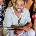 Lázaro Ramos Instagram - Em Salvador, a princípio, seriam 5 salas reservadas para os convidados da pré-estreia de Ó Paí, ó 2. A pedidos do público, abriu-se uma sessão paga às 18:30. Ingressos esgotados em meia hora. Abriram-se mais duas sessões para às 16h da tarde. Ingressos esgotados em meia hora. Abriu-se mais uma sessão às 14h da tarde, ingressos esgotados em 15 minutos. No final das contas, uma linda pré-estreia de Ó paí, ó 2, que ao invés de estrear 23 de novembro, terá sessões a partir de sábado (18) em Salvador, Feira de Santana e Vitória da Conquista. Obrigado Salvador, esse filme só surgiu por causa de vocês, pelos pedidos de vocês e tá entregue. Divirtam-se com o @bandodeteatroolodum e grande elenco nessa história dirigida por @aquatuny. ❤️‍🔥 #OPaiO2 📹:@produtoraalforria Salvador, Bahia