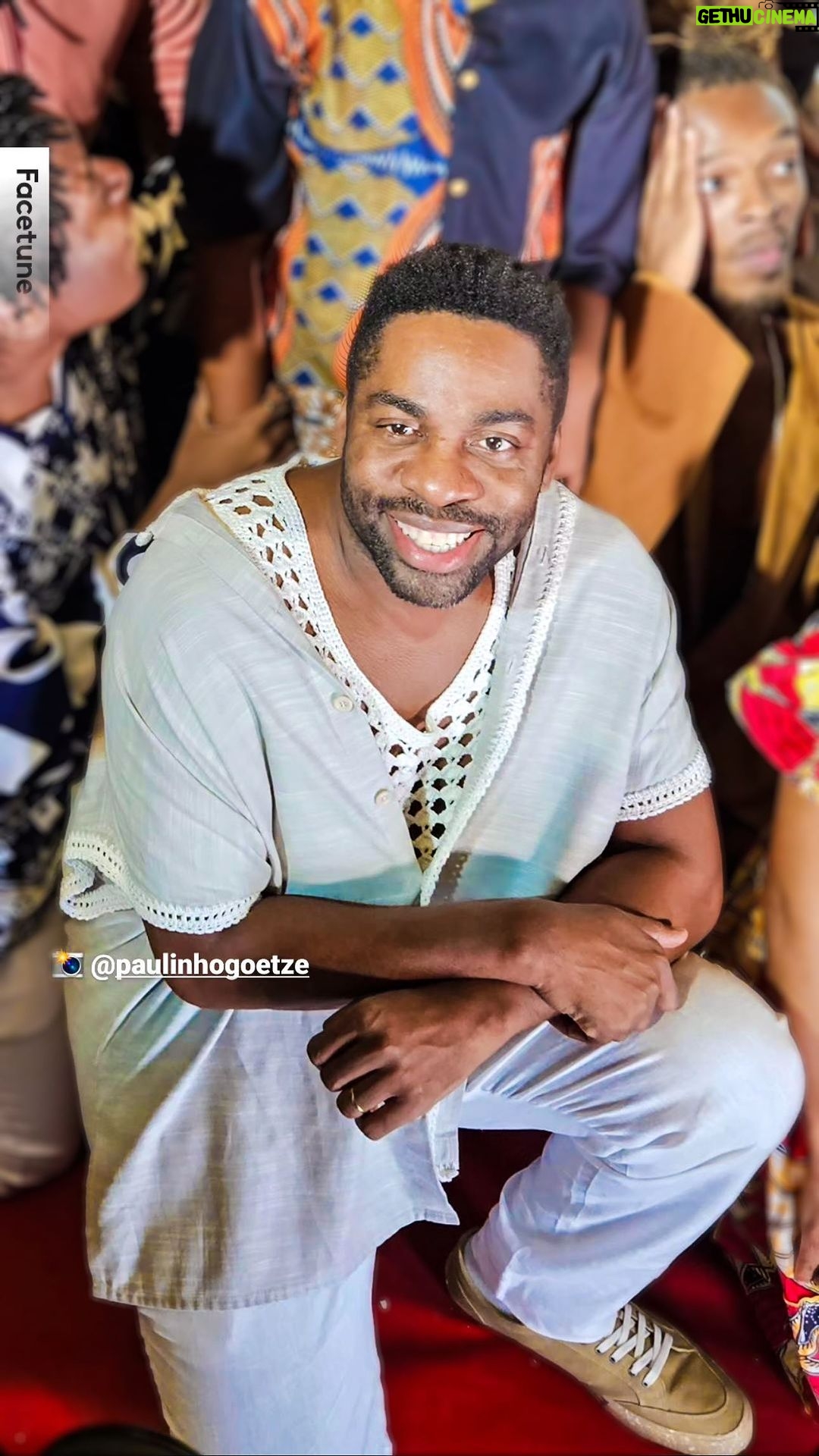 Lázaro Ramos Instagram - Em Salvador, a princípio, seriam 5 salas reservadas para os convidados da pré-estreia de Ó Paí, ó 2. A pedidos do público, abriu-se uma sessão paga às 18:30. Ingressos esgotados em meia hora. Abriram-se mais duas sessões para às 16h da tarde. Ingressos esgotados em meia hora. Abriu-se mais uma sessão às 14h da tarde, ingressos esgotados em 15 minutos. No final das contas, uma linda pré-estreia de Ó paí, ó 2, que ao invés de estrear 23 de novembro, terá sessões a partir de sábado (18) em Salvador, Feira de Santana e Vitória da Conquista. Obrigado Salvador, esse filme só surgiu por causa de vocês, pelos pedidos de vocês e tá entregue. Divirtam-se com o @bandodeteatroolodum e grande elenco nessa história dirigida por @aquatuny. ❤️🔥 #OPaiO2 📹:@produtoraalforria Salvador, Bahia