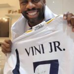 Lázaro Ramos Instagram - Bom dia meu povo, permissão para me exibir um pouquinho? rsrsrs Semana de aniversário e olhem esse presente maravilhoso que chegou aqui em casa do gigante @vinijr. Fiquei todo bobinho e precisava dividir com vocês essa felicidade! Obrigado Vini, você é uma potência, meu irmão. E ai, gostaram? ❤️