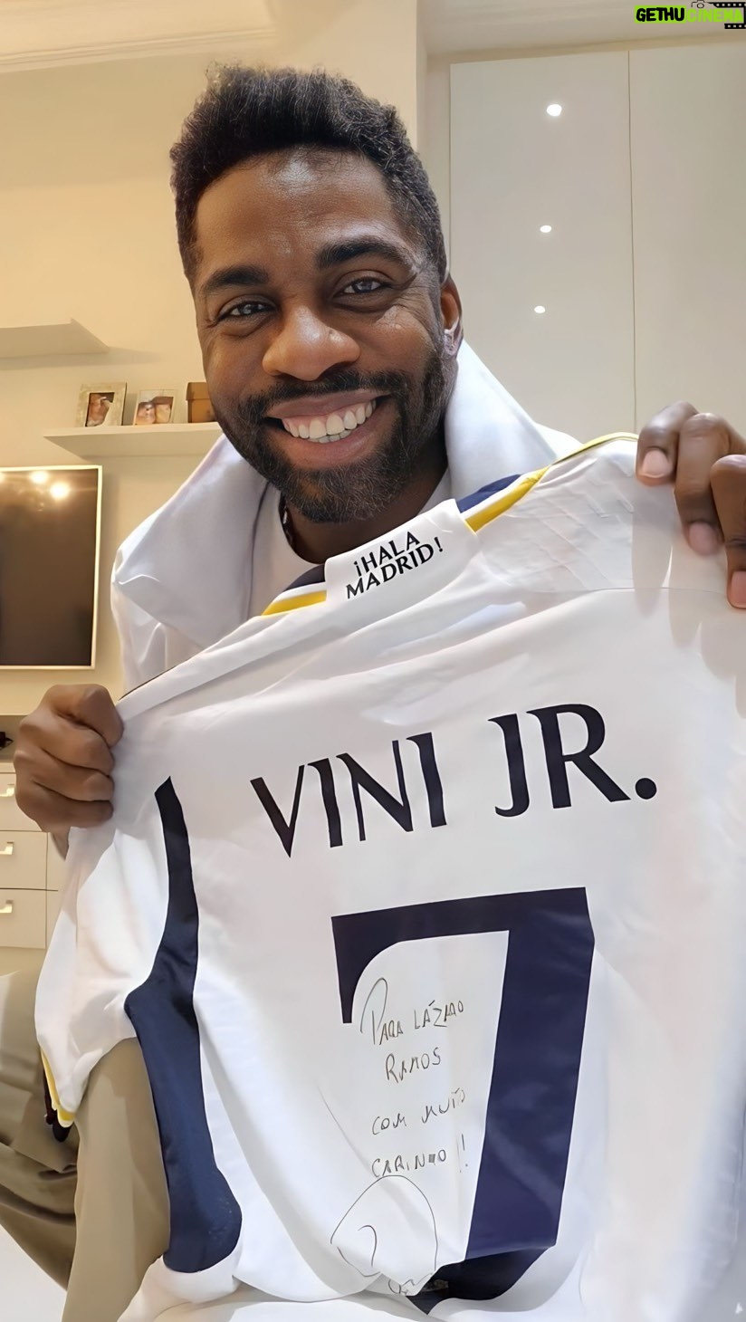 Lázaro Ramos Instagram - Bom dia meu povo, permissão para me exibir um pouquinho? rsrsrs Semana de aniversário e olhem esse presente maravilhoso que chegou aqui em casa do gigante @vinijr. Fiquei todo bobinho e precisava dividir com vocês essa felicidade! Obrigado Vini, você é uma potência, meu irmão. E ai, gostaram? ❤️