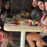 Lázaro Ramos Instagram – Só hoje me dei conta.
Estamos chegando ao fim
Gravei as últimas cenas no cenário da casa dos meus pais.

E olha quanta gente está se fazendo companhia em @elasporelasremake 

Adoro trabalhar com vcs ❤️

Vou aproveitar muito essas 3 últimas semanas de gravação.