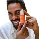 Lázaro Ramos Instagram - Sabemos o quanto é complicado achar a nossa cor ideal para produtos de skincare, né? Principalmente, se tratando de protetor solar para peles negras. Pensando nisso, a @sallve lança o Protetor Solar com cor que tem a maior cartela de tons do mercado brasileiro🤌🏿😮‍💨 Perfeito para contemplar a nossa diversidade de peles. Com cobertura leve, toque seco, alta proteção UVA/UVB, além de multi-defesa contra radiação solar, luz azul, infravermelho e poluição, uniformizando o tom, agindo como antioxidante e preservando o colágeno. Tem ainda ativos para o controle de oleosidade, reduzindo o brilho sem ressecar. Eu estou usando a cor 80 e amando! Novo Protetor Solar da Sallve, a cor ideal é a sua!