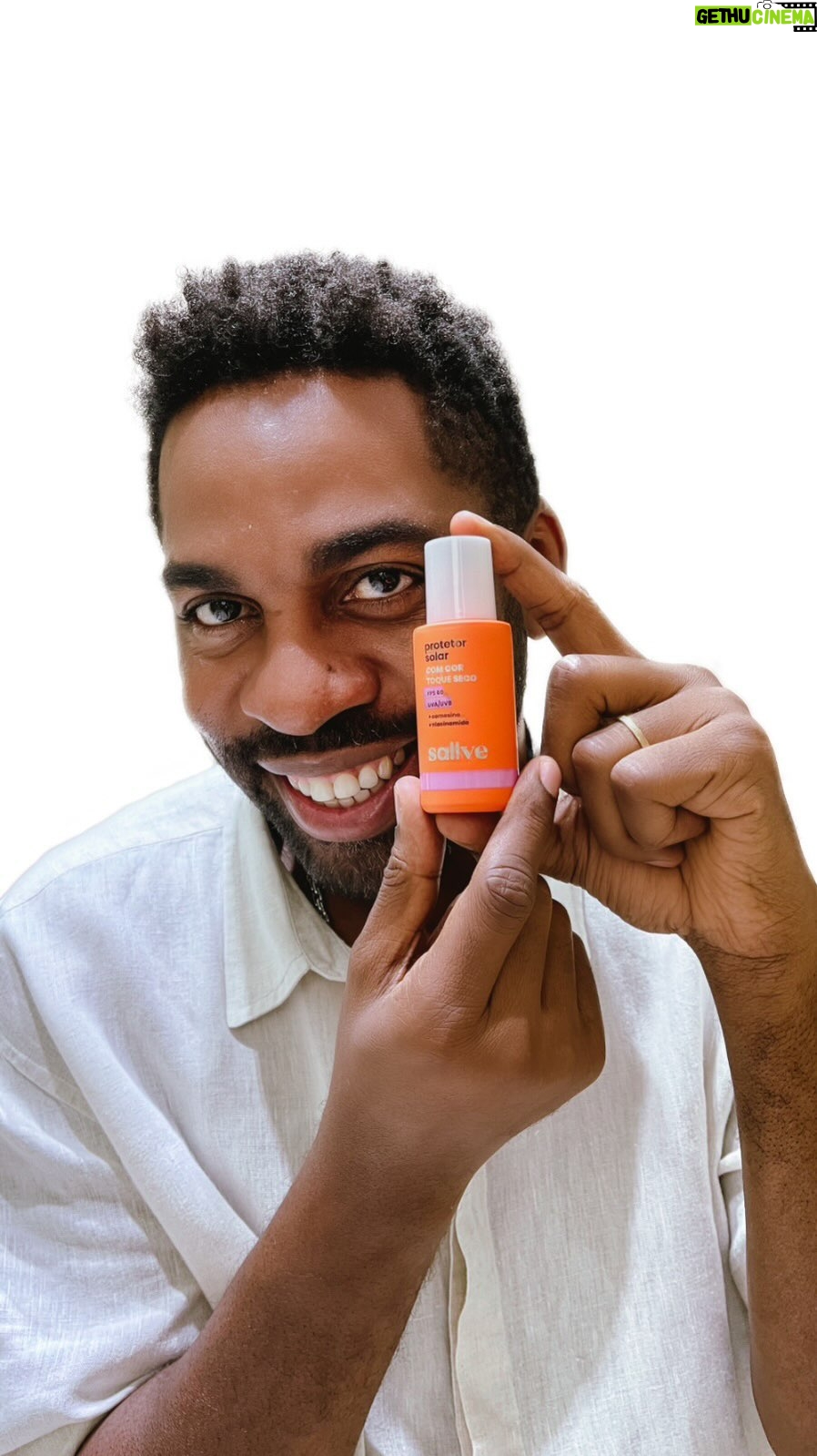 Lázaro Ramos Instagram - Sabemos o quanto é complicado achar a nossa cor ideal para produtos de skincare, né? Principalmente, se tratando de protetor solar para peles negras. Pensando nisso, a @sallve lança o Protetor Solar com cor que tem a maior cartela de tons do mercado brasileiro🤌🏿😮💨 Perfeito para contemplar a nossa diversidade de peles. Com cobertura leve, toque seco, alta proteção UVA/UVB, além de multi-defesa contra radiação solar, luz azul, infravermelho e poluição, uniformizando o tom, agindo como antioxidante e preservando o colágeno. Tem ainda ativos para o controle de oleosidade, reduzindo o brilho sem ressecar. Eu estou usando a cor 80 e amando! Novo Protetor Solar da Sallve, a cor ideal é a sua!